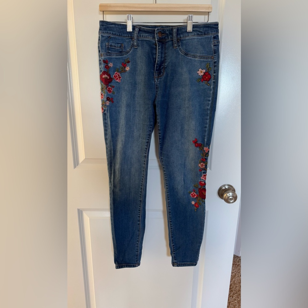 Embroidery high rise slim leg jeans